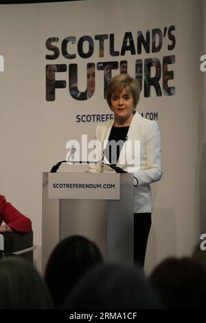 La vice-première ministre écossaise Nicola Sturgeon prend la parole lors de l'événement du Cabinet écossais composé de femmes pour marquer le compte à rebours de 100 jours avant le référendum sur l'indépendance écossaise à Édimbourg, Écosse, Grande-Bretagne, le 9 juin 2014. Nicola Sturgeon a souligné lundi comment l’indépendance peut améliorer la vie des individus, des familles et des communautés à travers l’Écosse lors du premier événement du Cabinet écossais composé de femmes pour marquer le compte à rebours de 100 jours avant le référendum sur l’indépendance écossaise. Xinhua/Guo Chunju GRANDE-BRETAGNE-ÉDIMBOURG-INDÉPENDANCE ÉCOSSAISE RÉFÉRENDUM-COMPTE À REBOURS PUBLICATIONxNOTxINxCHN Banque D'Images