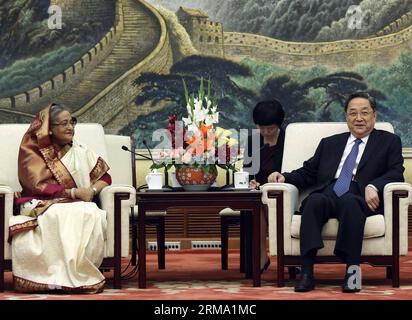 (140610) -- PÉKIN, 10 juin 2014 (Xinhua) -- Yu Zhengsheng (R), président de la Conférence consultative politique du Comité national du peuple chinois (CPPCC), rencontre le Premier ministre bangladais Sheikh Hasina Wajed à Pékin, capitale de la Chine, le 10 juin 2014. (Xinhua/Ding Lin) (zkr) CHINA-YU ZHENGSHENG-BANGLADESH-PM-MEETING(CN) PUBLICATIONxNOTxINxCHN Beijing juin 10 2014 XINHUA Yu Zheng Sheng r Président du Comité national des célébrités chinoises Conférence consultative politique S CPPCC rencontre les premiers ministres bangladais Sheikh Hasina Wajed à Beijing capitale de la Chine le 1 juin Banque D'Images