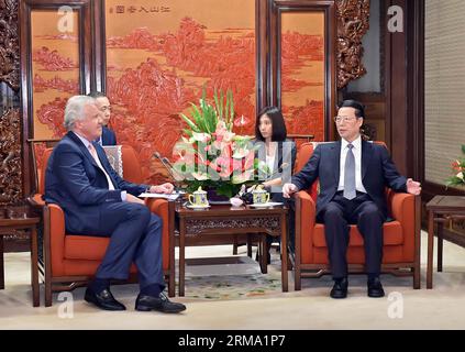 (140610) -- BEIJING, 10 juin 2014 (Xinhua) -- le vice-premier ministre chinois Zhang Gaoli (R) rencontre le président-directeur général Jeffrey R. Immelt de General Electric Co. À Beijing, capitale de la Chine, le 10 juin 2014. (Xinhua/Li Tao) (zkr) CHINA-ZHANG GAOLI-GE-CHAIRMAN-MEETING(CN) PUBLICATIONxNOTxINxCHN Beijing juin 10 2014 le vice-premier ministre chinois de XINHUA Zhang Gaoli r rencontre le président-directeur général Jeffrey r Immelt de General Electric Co à Beijing capitale chinoise juin 10 2014 XINHUA quitte Tao CCR Chine Zhang Gaoli GE Réunion du président CN PUBLICATIONxNOTxINxCHN Banque D'Images