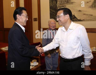 (140610) -- PÉKIN, 10 juin 2014 (Xinhua) -- le Premier ministre chinois Li Keqiang (R), également membre du comité permanent du bureau politique du comité central du Parti communiste chinois (PCC), entretiens avec un académicien avant de s adresser aux meilleurs académiciens et scientifiques du pays sur la situation économique lors d une conférence à Beijing, capitale de la Chine, le 10 juin 2014. (Xinhua/Pang Xinglei) (zkr) CHINA-LI KEQIANG-ACADEMICIAN-ECONOMIC SITUATION-REPORT(CN) PUBLICATIONxNOTxINxCHN Beijing juin 10 2014 le Premier ministre chinois XINHUA a quitté Keqiang r ainsi membre de la commission Thing du Bur politique Banque D'Images