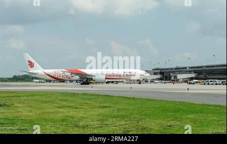 (140611) -- AÉROPORT DE DULLES, 11 juin 2014 (Xinhua) -- le vol direct inaugural d Air China de Beijing à Washington arrive à l aéroport de Dulles à Sterling, Virginie, États-Unis, le 10 juin 2014. Air China a lancé mardi le vol direct de Pékin à Washington. (Xinhua/Bao Dandan) VOL DIRECT US-PÉKIN-WASHINGTON PUBLICATIONxNOTxINxCHN aéroport de Dulles juin 11 2014 XINHUA Air China S vol direct inaugural de Pékin à Washington arrive À L'aéroport de Dulles à Sterling Virginie les États-Unis LE 10 2014 juin Air China a lancé le vol direct de Pékin à Washing Banque D'Images