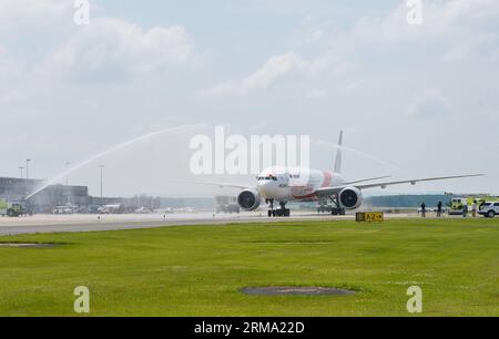 (140611) -- AÉROPORT DE DULLES, 11 juin 2014 (Xinhua) -- le vol direct inaugural d Air China de Beijing à Washington reçoit un accueil traditionnel de l aéroport de Dulles à Sterling, Virginie, États-Unis, le 10 juin 2014. Air China a lancé mardi le vol direct de Pékin à Washington. (Xinhua/Bao Dandan) VOL DIRECT US-PÉKIN-WASHINGTON PUBLICATIONxNOTxINxCHN aéroport de Dulles juin 11 2014 XINHUA Air China S vol direct inaugural de Pékin à Washington reçoit un accueil traditionnel de l'aéroport de Dulles à Sterling Virginia aux États-Unis LE 10 2014 juin Banque D'Images