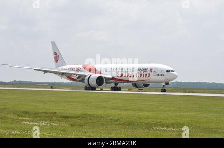 (140611) -- AÉROPORT DE DULLES, 11 juin 2014 (Xinhua) -- le vol direct inaugural d Air China de Beijing à Washington arrive à l aéroport de Dulles à Sterling, Virginie, États-Unis, le 10 juin 2014. Air China a lancé mardi le vol direct de Pékin à Washington. (Xinhua/Bao Dandan) VOL DIRECT US-PÉKIN-WASHINGTON PUBLICATIONxNOTxINxCHN aéroport de Dulles juin 11 2014 XINHUA Air China S vol direct inaugural de Pékin à Washington arrive À L'aéroport de Dulles à Sterling Virginie les États-Unis LE 10 2014 juin Air China a lancé le vol direct de Pékin à Washing Banque D'Images