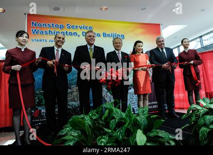 (140611) -- AÉROPORT DE DULLES, 11 juin 2014 (Xinhua) -- ambassadeur de Chine aux États-Unis Cui Tiankai (4e L), gouverneur de Virginie Terry McAuliffe (3e L) et vice-président d'Air China Wang Yinxiang (3e R), couper des rubans pour la cérémonie marquant le début du vol direct d Air China de Beijing à Washington à l aéroport de Dulles à Sterling, Virginie, États-Unis, le 10 juin 2014. Air China a lancé mardi le vol direct de Pékin à Washington. (Xinhua/Bao Dandan) U.S.-PÉKIN-WASHINGTON-VOL DIRECT PUBLICATIONxNOTxINxCHN Dulles aéroport juin 11 2014 XINHUA Chinese Amba Banque D'Images