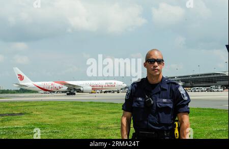 (140611) -- AÉROPORT DE DULLES, 11 juin 2014 (Xinhua) -- le vol direct inaugural d Air China de Beijing à Washington arrive à l aéroport de Dulles à Sterling, Virginie, États-Unis, le 10 juin 2014. Air China a lancé mardi le vol direct de Pékin à Washington. (Xinhua/Bao Dandan) VOL DIRECT US-PÉKIN-WASHINGTON PUBLICATIONxNOTxINxCHN aéroport de Dulles juin 11 2014 XINHUA Air China S vol direct inaugural de Pékin à Washington arrive À L'aéroport de Dulles à Sterling Virginie les États-Unis LE 10 2014 juin Air China a lancé le vol direct de Pékin à Washing Banque D'Images