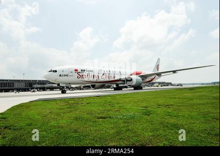 (140611) -- AÉROPORT DE DULLES, 11 juin 2014 (Xinhua) -- le vol direct inaugural d Air China de Beijing à Washington arrive à l aéroport de Dulles à Sterling, Virginie, États-Unis, le 10 juin 2014. Air China a lancé mardi le vol direct de Pékin à Washington. (Xinhua/Bao Dandan) VOL DIRECT US-PÉKIN-WASHINGTON PUBLICATIONxNOTxINxCHN aéroport de Dulles juin 11 2014 XINHUA Air China S vol direct inaugural de Pékin à Washington arrive À L'aéroport de Dulles à Sterling Virginie les États-Unis LE 10 2014 juin Air China a lancé le vol direct de Pékin à Washing Banque D'Images