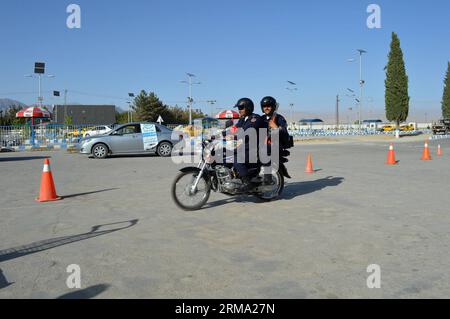 (140611) -- QUETTA, 11 juin 2014 (Xinhua) -- des responsables de la Force de sécurité de l'aéroport (ASF) patrouillent devant un aéroport dans le sud-ouest de Quetta du Pakistan le 11 juin 2014, en raison de l'alerte de sécurité élevée après l'attaque de l'aéroport de Karachi. Au moins 38 personnes, dont 10 militants, ont été tuées dans l'attaque de l'aéroport international Jinnah de Karachi tard dimanche soir. (Xinhua/Irfan) (lyi) PAKISTAN-QUETTA-AIRPORT-SECURITY PUBLICATIONxNOTxINxCHN Quetta juin 11 2014 XINHUA Airport Security Force des responsables ASF patrouillent à l'extérieur de l'aéroport dans le sud-ouest du Pakistan S Quetta LE 11 2014 juin en raison de la haute alerte de sécurité à l'arrière Banque D'Images