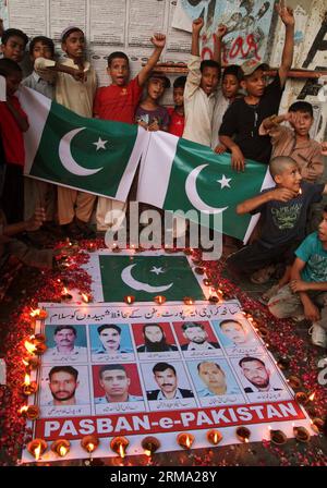 (140611) -- KARACHI, 11 juin 2014 (Xinhua) -- des Pakistanais se sont rassemblés autour de photos de responsables de la sécurité qui ont donné leur vie lors d'une attaque de militants contre l'aéroport de Karachi lors d'une cérémonie de veillée dans la ville portuaire de Karachi, dans le sud du Pakistan, le 11 juin 2014. Au moins 38 personnes, dont 10 militants, ont été tuées dans l'attaque de l'aéroport international Jinnah de Karachi tard dimanche soir. (Xinhua/Arshad) (cy) PAKISTAN-KARACHI-ATTACK-MOUORNING PUBLICATIONxNOTxINxCHN Karachi juin 11 2014 des célébrités pakistanaises de XINHUA se sont rassemblées autour de photos de responsables de la sécurité qui ont donné leur vie dans l'attaque militante O. Banque D'Images