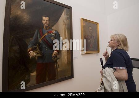 ZAGREB, 12 juin 2014 (Xinhua) -- Un visiteur regarde un tableau lors d'une exposition marquant le 100e anniversaire du début de la première Guerre mondiale, au Musée d'histoire croate de Zagreb le 12 juin 2014. (Xinhua/Miso Lisanin) CROATIE-ZAGREB-WWI EXHIBITION PUBLICATIONxNOTxINxCHN Zagreb juin 12 2014 XINHUA un visiteur regarde une peinture pendant l'exposition marquant le 100e anniversaire du début du monde j'étais AU Musée d'histoire croate de Zagreb juin 12 2014 XINHUA Miso Croatie Zagreb exposition WWI PUBLICATIONxNOTxINxCHN Banque D'Images