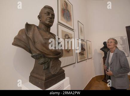 ZAGREB, 12 juin 2014 (Xinhua) -- Un visiteur regarde une sculpture lors d'une exposition marquant le 100e anniversaire du début de la première Guerre mondiale, au Musée d'histoire croate de Zagreb le 12 juin 2014. (Xinhua/Miso Lisanin) CROATIE-ZAGREB-WWI EXHIBITION PUBLICATIONxNOTxINxCHN Zagreb juin 12 2014 XINHUA un visiteur regarde une sculpture pendant l'exposition marquant le 100e anniversaire du début du monde était-il AU Musée d'histoire croate de Zagreb juin 12 2014 XINHUA Miso Croatie Zagreb exposition WWI PUBLICATIONxNOTxINxCHN Banque D'Images