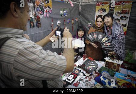 (140613) -- TÉHÉRAN, (Xinhua) -- un visiteur iranien prend des photos de sa femme et d'exhibiteurs chinois lors de l'exposition internationale de l'artisanat à Téhéran, capitale de l'Iran, le 12 juin 2014. (Xinhua/Ahmad Halabisaz) (djj) IRAN-TEHRAN-HANDYCRAFT EXHIBITION PUBLICATIONxNOTxINxCHN TEHRAN XINHUA to Iranian Visitor prend des photos de sa femme et des expositions chinoises lors de l'exposition internationale d'artisanat à TÉHÉRAN capitale de l'Iran LE 12 2014 juin XINHUA Ahmad Halabisaz Iran TEHRAN Handy Craft EXHIGH exposition PUBLICATIONxNOTxNOTxINxCHN Banque D'Images