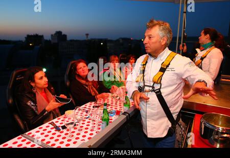 BRUXELLES, 14 juin 2014 (Xinhua) -- les convives prennent leur repas au-dessus du parc du Cinquantenaire à Bruxelles, Belgique, le 14 juin 2014. Dinner in the Sky a été initié par le Belge David Ghysels en 2004. L’événement accueille 22 invités, assis à une table suspendue par une grue à une hauteur de 40 mètres. Une place à l'événement coûte 250 euros. (Xinhua/Gong Bing) (yc) BELGIQUE-BRUXELLES-DÎNER DANS LE CIEL PUBLICATIONxNOTxINxCHN Bruxelles juin 14 2014 les Diners XINHUA prennent leur repas au-dessus du parc du Cinquantenaire à Bruxelles Belgique juin 14 2014 dîner dans le ciel que propose David belge en 2004 l'événement Banque D'Images