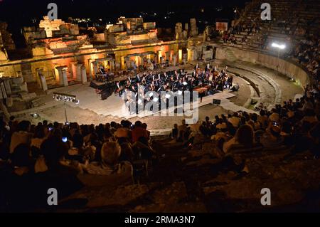 IZMIR, 14 juin 2014 (Xinhua) -- des musiciens jouent une symphonie dans le Grand Théâtre d'Éphèse en Turquie, le 14 juin 2014. Des artistes de Turquie et de Pologne, l orchestre symphonique Varsovia Sinfonia, ont joué samedi au Grand Théâtre d Éphèse en Turquie lors d un concert pour célébrer le 600e anniversaire des relations diplomatiques entre deux pays. Éphèse, l un des patrimoines culturels mondiaux de la Turquie, a été construit il y a plus de 2 000 ans. Le Grand Théâtre peut accueillir jusqu'à 25 000 spectateurs. (Xinhua/lu Zhe) TURQUIE-IZMIR-EPHÈSE-CONCERT-POLOGNE PUBLICATIONxNOTxINxCHN Izmir juin 14 2014 XINHUA Musicia Banque D'Images