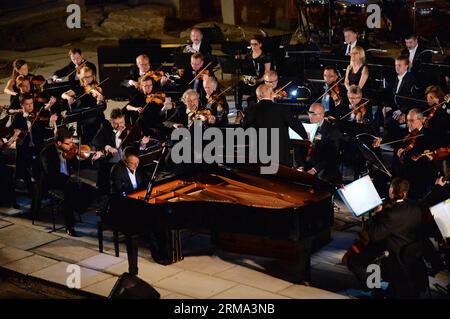 IZMIR, 14 juin 2014 (Xinhua) -- des musiciens jouent une symphonie dans le Grand Théâtre d'Éphèse en Turquie, le 14 juin 2014. Des artistes de Turquie et de Pologne, l orchestre symphonique Varsovia Sinfonia, ont joué samedi au Grand Théâtre d Éphèse en Turquie lors d un concert pour célébrer le 600e anniversaire des relations diplomatiques entre deux pays. Éphèse, l un des patrimoines culturels mondiaux de la Turquie, a été construit il y a plus de 2 000 ans. Le Grand Théâtre peut accueillir jusqu'à 25 000 spectateurs. (Xinhua/lu Zhe) TURQUIE-IZMIR-EPHÈSE-CONCERT-POLOGNE PUBLICATIONxNOTxINxCHN Izmir juin 14 2014 XINHUA Musicia Banque D'Images