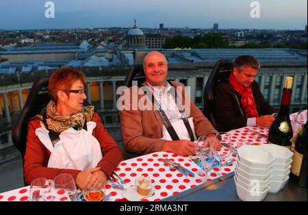 BRUXELLES, 14 juin 2014 (Xinhua) -- les convives prennent leur repas au-dessus du parc du Cinquantenaire à Bruxelles, Belgique, le 14 juin 2014. Dinner in the Sky a été initié par le Belge David Ghysels en 2004. L’événement accueille 22 invités, assis à une table suspendue par une grue à une hauteur de 40 mètres. Une place à l'événement coûte 250 euros. (Xinhua/Gong Bing) (yc) BELGIQUE-BRUXELLES-DÎNER DANS LE CIEL PUBLICATIONxNOTxINxCHN Bruxelles juin 14 2014 les Diners XINHUA prennent leur repas au-dessus du parc du Cinquantenaire à Bruxelles Belgique juin 14 2014 dîner dans le ciel que propose David belge en 2004 l'événement Banque D'Images