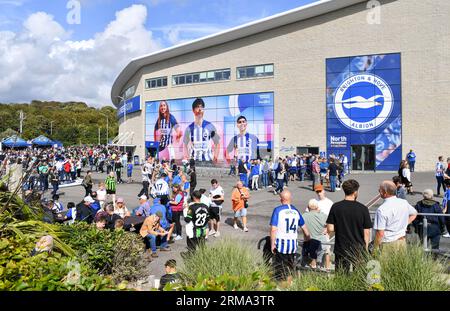 Les fans arrivent pour le match de Premier League entre Brighton et Hove Albion et West Ham United à l'American Express Stadium , Brighton , Royaume-Uni - 26 août 2023. Photo Simon Dack / Téléphoto Images à usage éditorial uniquement. Pas de merchandising. Pour les images de football des restrictions FA et Premier League s'appliquent inc. Aucune utilisation Internet/mobile sans licence FAPL - pour plus de détails contacter football Dataco Banque D'Images