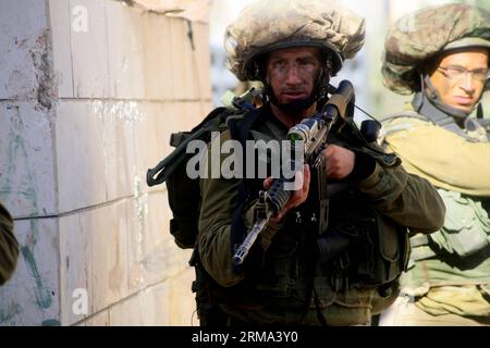 (140615) -- HÉBRON, 15 juin 2014 (Xinhua) -- des soldats israéliens patrouillent dans la ville d'Hébron en Cisjordanie pour rechercher trois adolescents juifs disparus le 15 juin 2014. Le Premier ministre israélien Benjamin Netanyahu a déclaré que les jeunes juifs avaient été enlevés en Cisjordanie par une organisation terroriste (Xinhua/Mamoun Wazwaz). MIDEAST-HEBRON-MILITARY PUBLICATIONxNOTxINxCHN Hebron juin 15 2014 XINHUA soldats israéliens patrouillent dans la ville de CISJORDANIE d'Hébron pour rechercher trois adolescents juifs disparus juin 15 2014 le Premier ministre israélien Benjamin Netanyahu a déclaré Thatcher les jeunes juifs étaient Kidnapp Banque D'Images