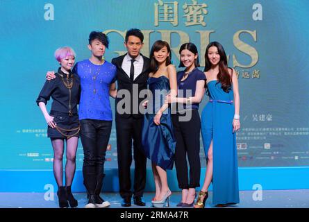 La réalisatrice Babara Wong, les acteurs VanNess Wu, Wallace Chung, Fiona, Ivy Chen et Yang Zishan (de gauche à droite) posent pour des photos lors de la conférence de presse du film Girls in Shanghai, East China, le 15 juin 2014. Le film Girls, réalisé par Babara Wong, devrait sortir le 31 juillet. (Xinhua/Zheng Kaiyuan) (lfj) CHINA-SHANGHAI-FILM GIRLS -PRESS CONFERENCE (CN) PUBLICATIONxNOTxINxCHN réalisatrice Babara Wong les acteurs Vanness Wu Wallace Chung Fiona Ivy Chen et Yang Zishan de l à r posent pour les photos alors qu'ils assistent à la conférence de presse pour les film Girls à Shanghai East China juin Banque D'Images