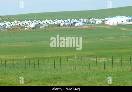 Des yourtes mongoles sont observées dans les prairies de Hulun Buir, dans la région autonome de Mongolie intérieure du nord de la Chine, le 16 juin 2014. L'herbe est florissante à Hunlun Buir en raison des précipitations suffisantes et du temps chaud depuis juin. (Xinhua/Li Yunping) (wf) CHINA-HULUN BUIR-SCENERY (CN) PUBLICATIONxNOTxINxCHN les yourtes mongoles sont des lacs SUR les prairies de Hulun Buir Nord Chine S Mongolie intérieure région autonome juin 16 2014 Graß est florissante à Hunlun Buir en raison des précipitations suffisantes et du temps chaud depuis juin XINHUA a quitté Yunping WF Chine Hulun Buir Scenery PUBLICATIONxNOTxINxCHN Banque D'Images