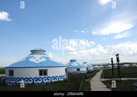 Des yourtes mongoles sont observées dans les prairies de Hulun Buir, dans la région autonome de Mongolie intérieure du nord de la Chine, le 16 juin 2014. L'herbe est florissante à Hunlun Buir en raison des précipitations suffisantes et du temps chaud depuis juin. (Xinhua/Li Yunping) (wf) CHINA-HULUN BUIR-SCENERY (CN) PUBLICATIONxNOTxINxCHN les yourtes mongoles sont des lacs SUR les prairies de Hulun Buir Nord Chine S Mongolie intérieure région autonome juin 16 2014 Graß est florissante à Hunlun Buir en raison des précipitations suffisantes et du temps chaud depuis juin XINHUA a quitté Yunping WF Chine Hulun Buir Scenery PUBLICATIONxNOTxINxCHN Banque D'Images