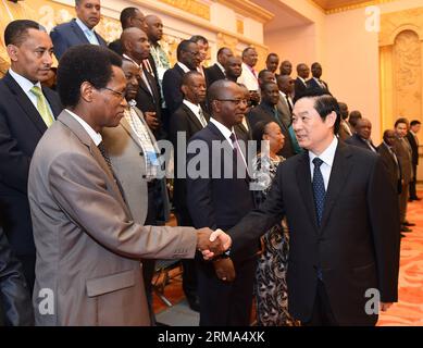 (140617) -- PÉKIN, 17 juin 2014 (Xinhua) -- Liu Qibao (à droite), membre du bureau politique du Comité central du Parti communiste chinois (PCC) et chef du Département de la publicité du Comité central du PCC, rencontre des représentants étrangers participant au deuxième Forum sur la coopération des médias Chine-Afrique à Beijing, capitale de la Chine, le 17 juin 2014. (Xinhua/Liu Jiansheng) (lmm) CHINE-PÉKIN-LIU QIBAO-AFRIQUE-COOPÉRATION DES MÉDIAS-FORUM-RÉUNION (CN) PUBLICATIONxNOTxINxCHN Beijing juin 17 2014 XINHUA Liu Qibao est membre du bureau politique du Parti communiste chinois CPC Central Co Banque D'Images