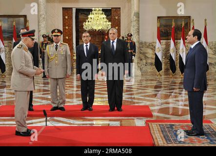 (140617) -- LE CAIRE, 17 juin 2014 (Xinhua) -- photo fournie par la présidence égyptienne montrant le ministre égyptien de la Défense, le général Sedki Sobhi (1e L), qui prête serment devant le président égyptien Abdel-Fattah el-Sisi (1e R) lors de la cérémonie d'investiture du nouveau cabinet au palais présidentiel du Caire, Égypte, le 17 juin 2014. (Xinhua/Présidence égyptienne)(zhf) EGYPTE-LE CAIRE-NOUVEAU SERMENT DE CABINET IN PUBLICATIONxNOTxINxCHN 140617 le Caire juin 17 2014 XINHUA photo fournie par la Présidence égyptienne montre les ministres égyptiens de la Défense le général 1e l Swearingen devant le président égyptien Abdel Fattah Banque D'Images