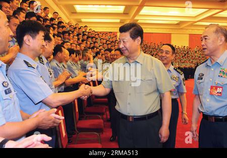 (140617) -- PÉKIN, 17 juin 2014 (Xinhua) -- le président chinois Xi Jinping (C), également secrétaire général du Comité central du Parti communiste chinois (PCC) et président de la Commission militaire centrale, rencontre des représentants participant au 12e congrès du PCC de l'Armée de l'air de l'Armée populaire de libération (APL) à Pékin, capitale de la Chine, le 17 juin 2014. (Xinhua/Li Gang) (lmm) CHINE-BEIJING-XI JINPING-AIR FORCE-PARTI CONGRÈS (CN) PUBLICATIONxNOTxINxCHN Beijing juin 17 2014 XINHUA Président chinois Xi Jinping C ainsi secrétaire général du Comité central du PCC du Parti communiste chinois Banque D'Images