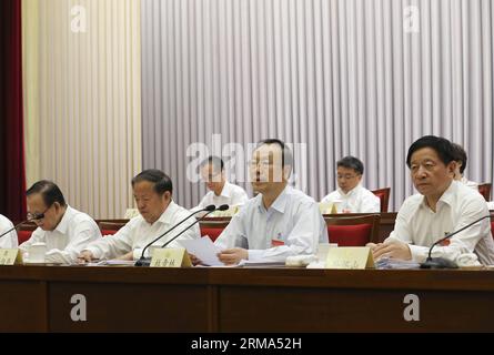 (140617) -- PÉKIN, 17 juin 2014 (Xinhua) -- du Qinglin (2e R, front), membre du secrétariat du Comité central du Parti communiste chinois et vice-président du Comité national de la Conférence consultative politique du peuple chinois (CCPPC), prend la parole lors d une session du Conseil économique et social chinois (CESC) à Beijing, capitale de la Chine, le 17 juin 2014. Du Qinglin a été élu nouveau président du CESC lors de la réunion. (Xinhua/Ding Lin) (wjq) CHINA-BEIJING-DU QINGLIN-CESC SESSION(CN) PUBLICATIONxNOTxINxCHN Beijing juin 17 2014 XINHUA You Qinglin 2e r Front un membre du Secrétariat de Th Banque D'Images