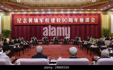 (140617) -- PÉKIN, 17 juin 2014 (Xinhua) -- Yu Zhengsheng (C, arrière), membre du comité permanent du comité central du Parti communiste chinois (PCC) et président du comité national de la Conférence consultative politique du peuple chinois (CCPPC), discours lors d’un symposium marquant le 90e anniversaire de l’Académie militaire Huangpu (Whompoa), à Pékin, capitale de la Chine, le 17 juin 2014. (Xinhua/Li Xueren) (lmm) CHINA-BEIJING-YU ZHENGSHENG-HUANGPU MILITARY ACADEMY-90E ANNIVERSAIRE (CN) PUBLICATIONxNOTxINxCHN Beijing juin 17 2014 XINHUA Yu Zheng Sheng C Retour membre du THI Banque D'Images