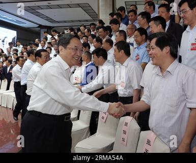 (140617) -- BEIJING, 17 juin 2014 (Xinhua) -- Yu Zhengsheng (L, front), président du Comité national de la Conférence consultative politique du peuple chinois (CCPPC), serre la main des délégués qui assistent à une session du Conseil économique et social chinois (CESC) à Beijing, capitale de la Chine, le 17 juin 2014. (Xinhua/Ding Lin) (wjq) CHINA-BEIJING-YU ZHENGSHENG-CESC SESSION(CN) PUBLICATIONxNOTxINxCHN Beijing juin 17 2014 XINHUA Yu Zheng Sheng le Front Président du Comité national des célébrités chinoises Conférence consultative politique de la CPPCC serre la main des délégués présents Banque D'Images