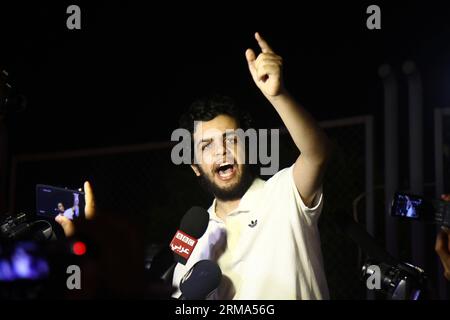 (140617) -- LE CAIRE, 17 juin 2014 (Xinhua) -- Abdallah al-Shami, reporter d'Al-Jazeera Arabic News, s'entretient avec les médias après sa libération devant un poste de police du Caire, le 17 juin 2014. Abdallah al-Shami a été arrêté par la police égyptienne en août dernier lorsque les forces de sécurité égyptiennes ont purgé les partisans du sit-in du président islamiste déchu Mohamed Morsi. Le procureur général égyptien a ordonné le 16 juin la libération d Abdullah al-Shami. (Xinhua/Ahmed Gomaa) EGYPT-CAIRO-RELEASE-REPORTER PUBLICATIONxNOTxINxCHN le Caire juin 17 2014 XINHUA Al Jazeera Arabic News reporter Abdallah Al Shami s'adresse aux médias A. Banque D'Images