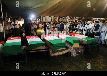 (140618) -- LAHORE, 17 juin 2014 (Xinhua) -- des personnes assistent à une cérémonie funéraire pour les partisans du Pakistan Awami Tehreek (PAT) tués dans les affrontements à Lahore, dans l'est du Pakistan, le 17 juin 2014. Au moins huit personnes, dont deux femmes et un policier, ont été tuées et plus de 80 autres blessées mardi lors d affrontements entre la police et les manifestants dans la métropole de Lahore, dans l est du Pakistan, ont indiqué les médias locaux et les responsables. (Xinhua/Sajjad) PAKISTAN-LAHORE-FUNERAL PUBLICATIONxNOTxINxCHN Lahore juin 17 2014 des célébrités XINHUA assistent à une cérémonie funéraire pour les partisans du Pakistan Awami te Banque D'Images