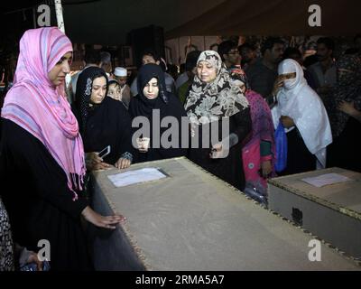 (140618) -- LAHORE, 17 juin 2014 (Xinhua) -- des personnes assistent à une cérémonie funéraire pour les partisans du Pakistan Awami Tehreek (PAT) tués dans les affrontements à Lahore, dans l'est du Pakistan, le 17 juin 2014. Au moins huit personnes, dont deux femmes et un policier, ont été tuées et plus de 80 autres blessées mardi lors d affrontements entre la police et les manifestants dans la métropole de Lahore, dans l est du Pakistan, ont indiqué les médias locaux et les responsables. (Xinhua/Sajjad) PAKISTAN-LAHORE-FUNERAL PUBLICATIONxNOTxINxCHN Lahore juin 17 2014 des célébrités XINHUA assistent à une cérémonie funéraire pour les partisans du Pakistan Awami te Banque D'Images