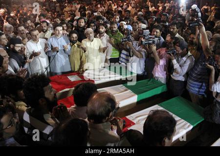 (140618) -- LAHORE, 17 juin 2014 (Xinhua) -- des personnes assistent à une cérémonie funéraire pour les partisans du Pakistan Awami Tehreek (PAT) tués dans les affrontements à Lahore, dans l'est du Pakistan, le 17 juin 2014. Au moins huit personnes, dont deux femmes et un policier, ont été tuées et plus de 80 autres blessées mardi lors d affrontements entre la police et les manifestants dans la métropole de Lahore, dans l est du Pakistan, ont indiqué les médias locaux et les responsables. (Xinhua/Sajjad) PAKISTAN-LAHORE-FUNERAL PUBLICATIONxNOTxINxCHN Lahore juin 17 2014 des célébrités XINHUA assistent à une cérémonie funéraire pour les partisans du Pakistan Awami te Banque D'Images