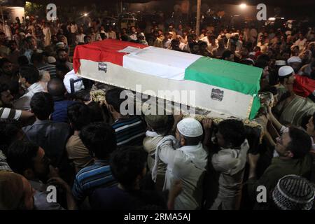 (140618) -- LAHORE, 17 juin 2014 (Xinhua) -- des personnes assistent à une cérémonie funéraire pour les partisans du Pakistan Awami Tehreek (PAT) tués dans les affrontements à Lahore, dans l'est du Pakistan, le 17 juin 2014. Au moins huit personnes, dont deux femmes et un policier, ont été tuées et plus de 80 autres blessées mardi lors d affrontements entre la police et les manifestants dans la métropole de Lahore, dans l est du Pakistan, ont indiqué les médias locaux et les responsables. (Xinhua/Sajjad) PAKISTAN-LAHORE-FUNERAL PUBLICATIONxNOTxINxCHN Lahore juin 17 2014 des célébrités XINHUA assistent à une cérémonie funéraire pour les partisans du Pakistan Awami te Banque D'Images