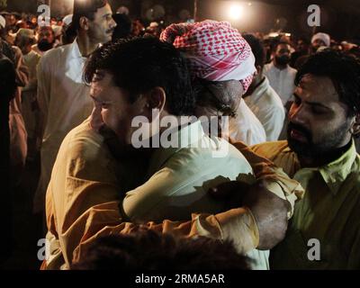 (140618) -- LAHORE, 17 juin 2014 (Xinhua) -- des personnes pleurent lors d'une cérémonie funéraire pour les partisans du Pakistan Awami Tehreek (PAT) tués dans les affrontements à Lahore, dans l'est du Pakistan, le 17 juin 2014. Au moins huit personnes, dont deux femmes et un policier, ont été tuées et plus de 80 autres blessées mardi lors d affrontements entre la police et les manifestants dans la métropole de Lahore, dans l est du Pakistan, ont indiqué les médias locaux et les responsables. (Xinhua/Sajjad) PAKISTAN-LAHORE-FUNERAL PUBLICATIONxNOTxINxCHN Lahore juin 17 2014 célébrités de XINHUA Morne lors d'une cérémonie funéraire pour les supporters de Pakis Banque D'Images