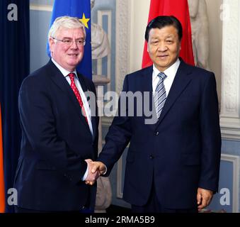 (140617) -- DUBLIN, 16 juin 2014 (Xinhua) -- Liu Yunshan (R), membre du comité permanent du bureau politique du comité central du Parti communiste chinois, rencontre le vice-premier ministre irlandais Eamon Gilmore à Dublin, capitale de l'Irlande, le 16 juin 2014. (Xinhua/Yao Dawei) (lfj) IRLANDE-DUBLIN-LIU YUNSHAN-IRISH DEPUTE PM-MEETING PUBLICATIONxNOTxINxCHN Dublin juin 16 2014 XINHUA Liu Yunshan r membre du comité Thing du bureau politique du comité central du Parti communiste chinois rencontre les vice-premiers ministres irlandais Eamon Gilmore à Dublin Banque D'Images