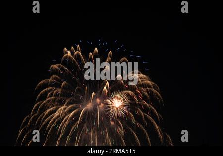 Feux d'artifice haut dans le ciel, été, Ottawa, Ontario, Canada Banque D'Images