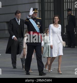 (140619) -- MADRID, 19 juin 2014 (Xinhua) -- le Roi Felipe VI (à gauche, devant) et la Reine Letizia (à droite, devant) assistent à une revue militaire avant la cérémonie de succession du nouveau roi à Madrid, Espagne, le 19 juin 2014. Felipe VI a été couronné jeudi à la chambre basse du Parlement. (Xinhua/Xie Haining) (srb) ESPAGNE-NOUVEAU ROI FELIPE VI PUBLICATIONxNOTxINxCHN Madrid juin 19 2014 XINHUA Espagne S le Roi Felipe VI l Front et la Reine Letizia r Front assistent à une REVUE militaire avant la cérémonie de succession du Nouveau Roi S à Madrid Espagne juin 19 2014 Felipe VI ce qui a couronné jeudi À la Chambre basse de Parli Banque D'Images