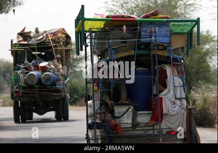 (140619) -- BANNU, 19 juin 2014 (Xinhua) -- des civils pakistanais, qui ont quitté leurs foyers en raison d'une opération militaire dans la région tribale du Nord-Waziristan, arrivent à Bannu, au Nord-Ouest du Pakistan, le 19 juin 2014. Plus de 50 000 personnes ont quitté leur pays avant l'assaut massif contre les cachettes des militants dans certaines parties du Nord-Waziristan au Pakistan. (Xinhua/Ahmad sidique)(srb) PAKISTAN-BANNU-PERSONNES DÉPLACÉES PUBLICATIONxNOTxINxCHN Bannu juin 19 2014 des civils pakistanais XINHUA qui ont quitté leurs foyers en raison d'une opération militaire dans la région tribale du Nord arrivent au Nord-Ouest du Pakistan S Bannu juin 19 2014 plus de 50 000 personnes sont partis Banque D'Images