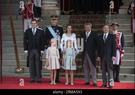 (140619) -- MADRID, 19 juin 2014 (Xinhua) -- le Roi Felipe VI (2e L, dos), la Reine Letizia (3e L, dos) et la Princesse héritière espagnole des Asturies Leonor (1e L, devant) et la Princesse espagnole Sofia (2e L, devant) posent pour des photos avant la cérémonie de succession du nouveau roi à Madrid, Espagne, le 19 juin 2014. Felipe VI a été couronné jeudi à la chambre basse du Parlement. (Xinhua/Xie Haining) (srb) ESPAGNE-NOUVEAU ROI-FELIPE VI PUBLICATIONxNOTxINxCHN Madrid juin 19 2014 XINHUA Espagne S Roi Felipe VI 2e l Retour Espagne S Reine Letizia 3e l Retour et la princesse héritière espagnole des Asturies Leonor Banque D'Images