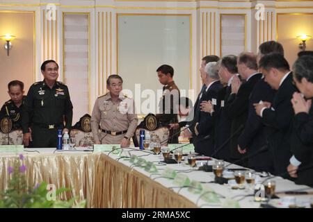 (140619) -- BANGKOK, 19 juin 2014 (Xinhua) -- Prayuth Chan-ocha (1e L, front), chef du Conseil national pour la paix et l'ordre (NCPO), rencontre des représentants des chambres de commerce étrangères au quartier général de l'armée royale thaïlandaise à Bangkok, Thaïlande, le 19 juin 2014. (Xinhua/Rachen Sageamsak/Pool) THAILAND-BANGKOK-NCPO-MEETING PUBLICATIONxNOTxINxCHN Bangkok juin 19 2014 XINHUA Chef du Conseil national pour la paix et l'ordre Prayuth Chan OCHA 1st l Front rencontre des représentants des chambres de commerce étrangères AU quartier général de l'armée royale thaïlandaise à Bangkok Thai Country juin 19 2014 XINHUA Throa Banque D'Images