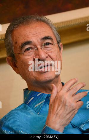 (140619) -- KUALA LUMPUR, 19 juin 2014 (Xinhua) -- l'ancien Premier ministre malaisien Abdullah Haji Ahmad Badawi a accordé une interview à l'agence de presse Xinhua à Kuala Lumpur, Malaisie, le 19 juin 2014. Face à l’évolution de la situation politique et sécuritaire dans la région Asie-Pacifique, il est important de créer un sentiment d’amitié entre les différents pays, a déclaré Badawi jeudi. (Xinhua/Chong Voon Chung) (srb) MALAISIE-KUALA LUMPUR-INTERVIEW DE L'ANCIEN PREMIER MINISTRE PUBLICATIONxNOTxINxCHN Kuala Lumpur juin 19 2014 l'ancien Premier ministre malaisien de XINHUA Abdullah Haji Ahmad Badawi prend à l'entrevue Banque D'Images