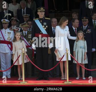 (140619) -- MADRID, 19 juin 2014 (Xinhua) -- le roi espagnol Felipe VI (C), la reine espagnole Letizia (2e R, front) et la princesse héritière espagnole des Asturies Leonor (1e L, front) et la princesse espagnole Sofia (1e R, front) assistent à une revue militaire à Madrid, Espagne, le 19 juin 2014. Felipe VI a été couronné jeudi à la chambre basse du Parlement. (Xinhua/Xie Haining) ESPAGNE-NOUVEAU ROI FELIPE VI PUBLICATIONxNOTxINxCHN Madrid juin 19 2014 XINHUA Espagne S Roi Felipe VI C Espagne S Reine Letizia 2e r Front et princesse héritière espagnole des Asturies Leonor 1e l Front et princesse espagnole Sofia 1e r Front assistent Banque D'Images