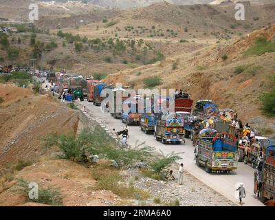 (140619) -- BANNU, 19 juin 2014 (Xinhua) -- des véhicules font la queue à un point de contrôle de sécurité alors qu'ils arrivent à Bannu, au nord-ouest du Pakistan, le 19 juin 2014. Des civils sortent d'une zone tribale pakistanaise dans un exode à deux volets en prévision d'un assaut terrestre attendu contre les militants talibans. (Xinhua/Stringer) PAKISTAN-BANNU-OPÉRATION-EXODUS PUBLICATIONxNOTxINxCHN Bannu juin 19 2014 LES VÉHICULES XINHUA font la queue À un point de contrôle de sécurité alors qu'ils arrivent dans le nord-ouest du Pakistan S Bannu LE 19 2014 juin des civils sortent d'une zone tribale pakistanaise dans un Exodus à deux volets devant Grou prévu Banque D'Images