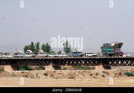 (140620) -- BANNU, 20 juin 2014 (Xinhua) -- des véhicules font la queue à un point de contrôle de sécurité à leur arrivée à Bannu, au nord-ouest du Pakistan, le 20 juin 2014. Des hélicoptères de combat pakistanais ont pilonné des cibles militantes dans le nord-ouest du pays vendredi, tuant jusqu'à 20 rebelles, alors que le nombre de civils fuyant une offensive terrestre attendue a dépassé les 150 000, ont rapporté les médias locaux. (Xinhua/Ahmad sidique) PAKISTAN-BANNU-REFUGIES PUBLICATIONxNOTxINxCHN Bannu juin 20 2014 DES VÉHICULES XINHUA font la queue À un point de contrôle de sécurité à leur arrivée au nord-ouest du Pakistan S Bannu juin 20 2014 des hélicoptères de combat pakistanais poun Banque D'Images