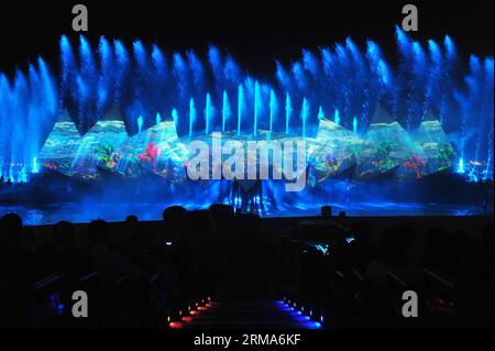 (140620) -- SINGAPOUR, 20 juin 2014 (Xinhua) -- les touristes assistent aux derniers feux d'artifice et à l'extravagance des fontaines Wings of Time sur la plage Sentosa Siloso de Singapour, le 20 juin 2014. (Xinhua/puis Chih Wey) SINGAPORE-SHOW-WINGS OF TIME PUBLICATIONxNOTxINxCHN Singapour juin 20 2014 touristes XINHUA Regardez les derniers feux d'artifice et les ailes de fontaine du temps À Singapour S Sentosa Siloso Beach juin 20 2014 XINHUA puis Chih Wey Singapour Show Wings of Time PUBLICATIONxNOTxINxCHN Banque D'Images