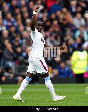 Moussa Diaby d'Aston Villa célèbre avoir marqué le troisième but de leur équipe lors du match de Premier League à Turf Moor, Burnley. Date de la photo : dimanche 27 août 2023. Banque D'Images