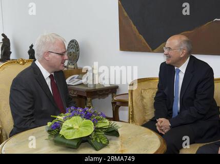 (140621) -- ZAGREB, 21 juin 2014 (Xinhua) -- le président croate Ivo Josipovic (G) s'entretient avec le président de la Cour de justice européenne en visite, Vassilios Skouris, à Zagreb, Croatie, le 21 juin 2014. (Xinhua/Miso Lisanin) CROATIE-ZAGREB-COUR EUROPÉENNE PUBLICATIONxNOTxINxCHN Zagreb juin 21 2014 le président croate de XINHUA Ivo Josipovic s'entretient avec le président de la Cour de justice européenne Vassilios à Zagreb Croatie juin 21 2014 XINHUA Miso Croatie Zagreb Cour européenne PUBLICATIONxNOTxINxCHN Banque D'Images