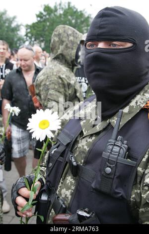 La photo prise le 21 juin 2014 montre des recrues de l'armée de la République populaire autoproclamée de Donetsk sur la place centrale de Donetsk, en Ukraine. Environ 100 recrues rejoindront les unités armées des milices locales dans les points chauds de la région. (Xinhua/Alexander Ermochenko) UKRAINE-DONETSK-ARMÉE RECRUES PUBLICATIONxNOTxINxCHN photo prise LE 21 2014 juin montre les recrues de l'armée de l'autoproclamé Donetsk célébrités S République sur la place centrale de Donetsk Ukraine environ 100 recrues se joindront aux milices locales unités armées dans les points chauds de la région XINHUA Alexander Ukraine Donetsk l'armée recrues PUBLICATIO Banque D'Images